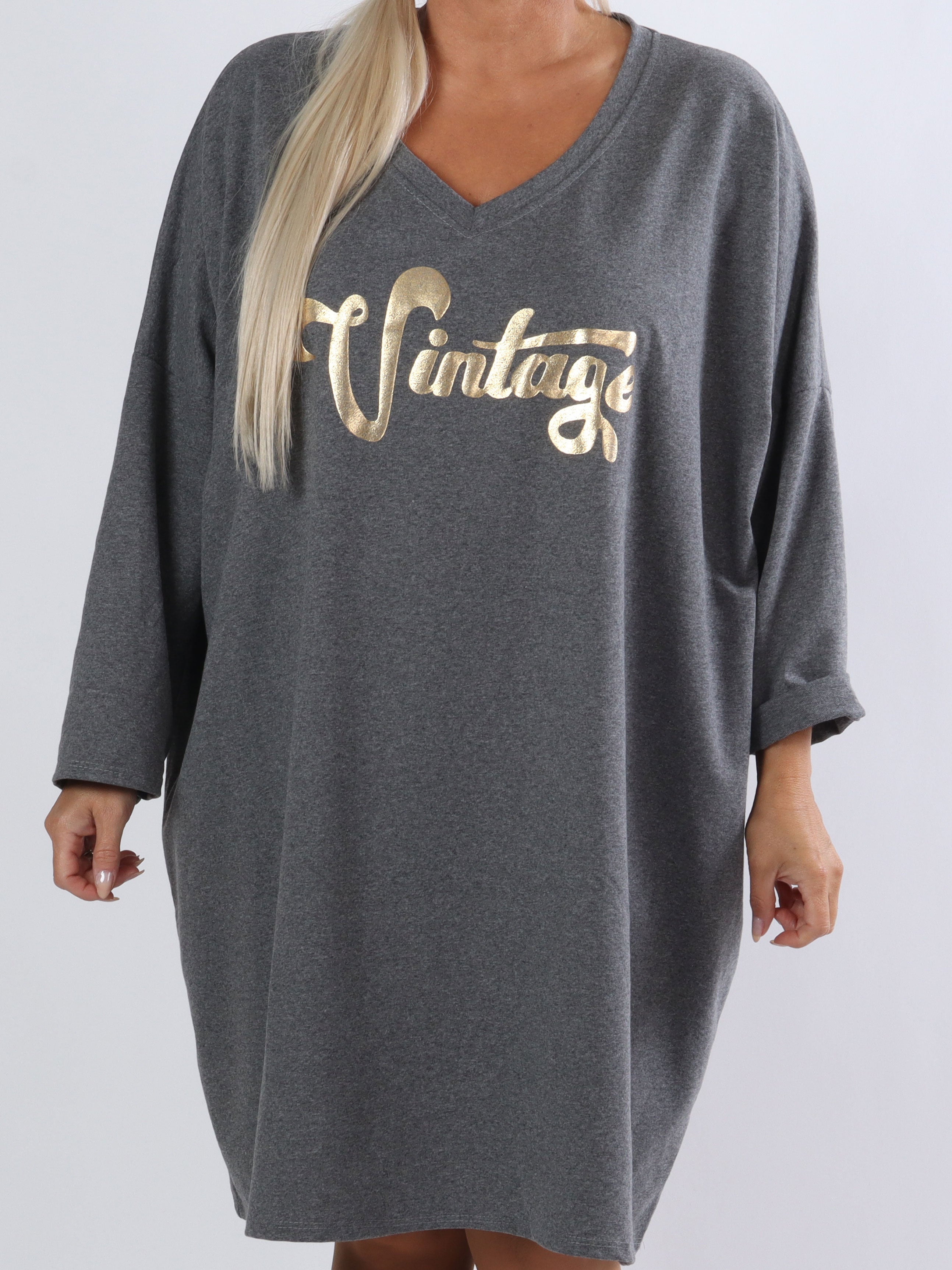 Liana - Plus size joggingkjole med guldskrift